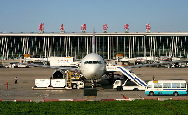 以歐標生產(chǎn)的尤薩干洗機正發(fā)往上海浦東機場洗衣房1